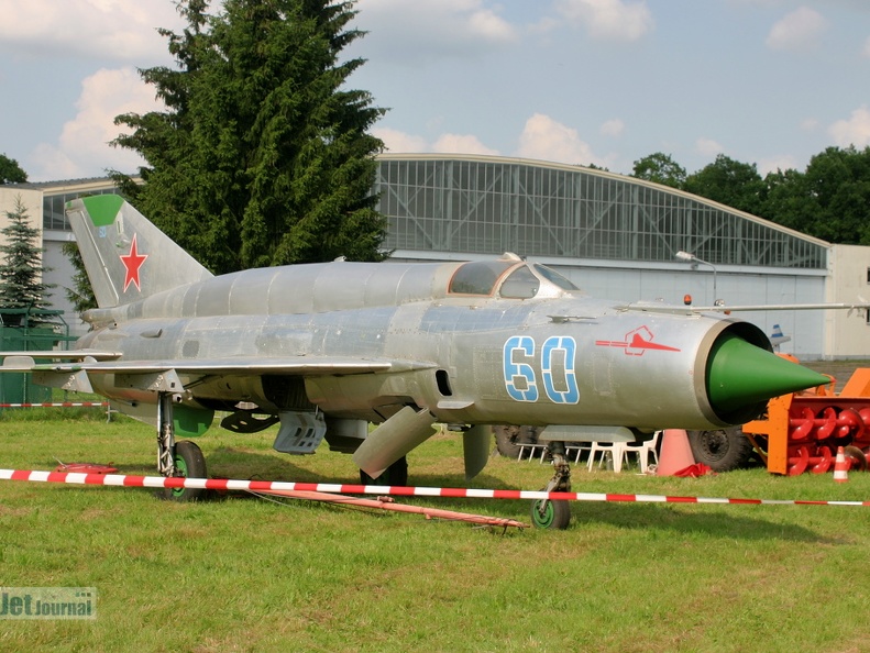 MiG-21SMT, 60 blau (2478 visitas) Gesamtansicht, leider mit Flatterband... MiG-21SMT, 60 blau