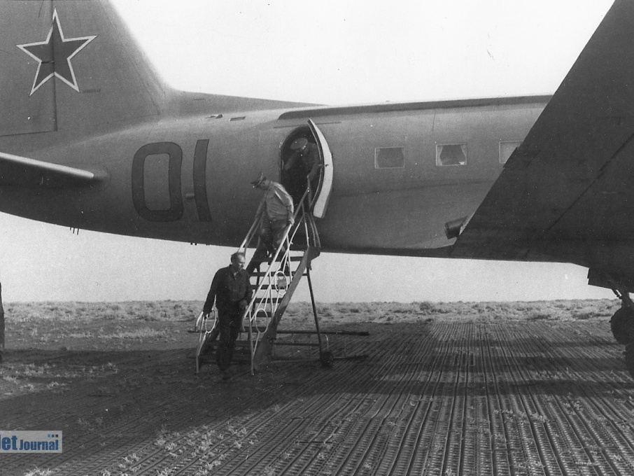 Iljuschin Il-14, 01 (1639 Besuche) NVA Offiziere verlassen eine Il-14 auf einem Truppenübungsplatz in der UdSSR. (ca. 1970-er / Anfang... Iljuschin Il-14, 01