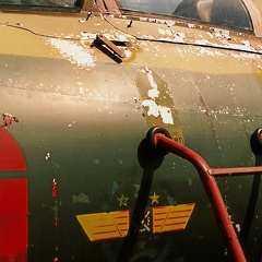 560 rot, MiG-21M, LSK der NVA, Cockpitbereich (2708 visitas) Rest der Kabinenbeschriftung und des Qualizeichens auf einer MiG-21. (MiG-21M, ex. 560 Dermsdorf 199... 560 rot, MiG-21M, LSK der NVA, Cockpitbereich