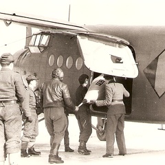 An-2, ex. NVA (1218 visitas) Eine An-2 der NVA beim Beladen. Aufnahmedatum ca. Ende 1950iger Jahre, wahrscheinlich Cottbus An-2, ex. NVA