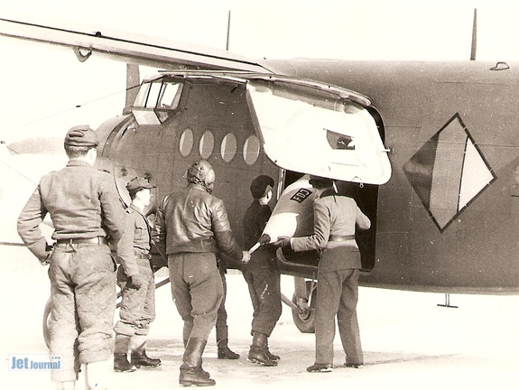 An-2, ex. NVA (1220 Besuche) Eine An-2 der NVA beim Beladen. Aufnahmedatum ca. Ende 1950iger Jahre, wahrscheinlich Cottbus An-2, ex. NVA