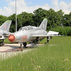 9298 MiG-21UM Malbork (790 visitas) 9298 MiG-21UM Malbork