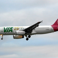 LZ-MDA, Airbus A320 Air Via (1671 Besuche) Sonderbemalung 25 Jahre Air Via, Abendanflug HAM Hamburg LZ-MDA, Airbus A320 Air Via