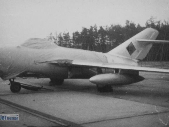 MiG-15bis, NVA (просмотров: 2328) MiG-15bis der NVA in abgedecktem Zustand, ca. Ende 1950iger Jahre - Anfang 1960iger Jahre MiG-15bis, NVA