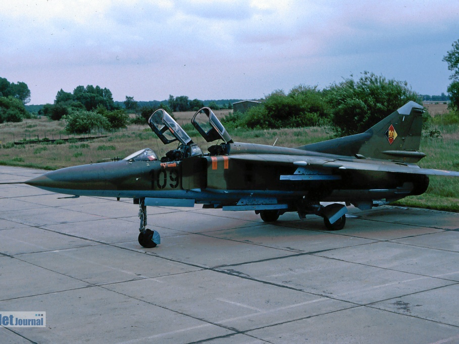 MiG-23UB, 109 NVA (2270 visitas) JG-9 Peenemünde, Juni 1990, (C) JetJournal.net MiG-23UB, 109 NVA