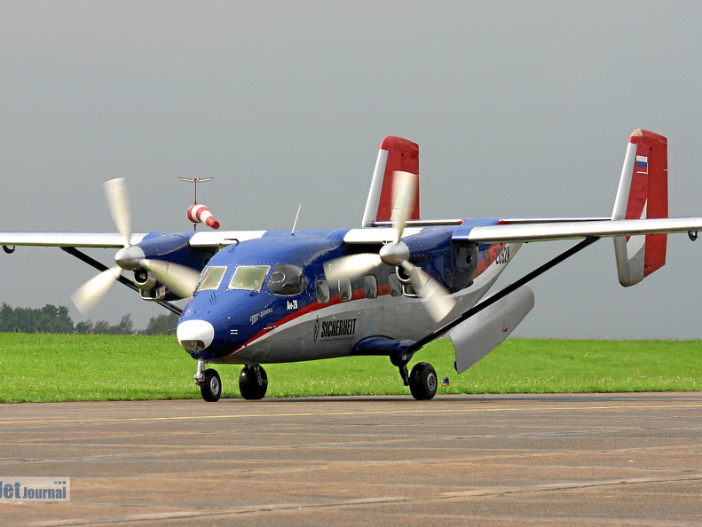 An-28, RA-2092K (2063 visingar) Flugplatzfest 2010 Stendal/Borstel, Aufnahme beim Rollen zum Tanken mit geöffneter Heckklappe An-28, RA-2092K
