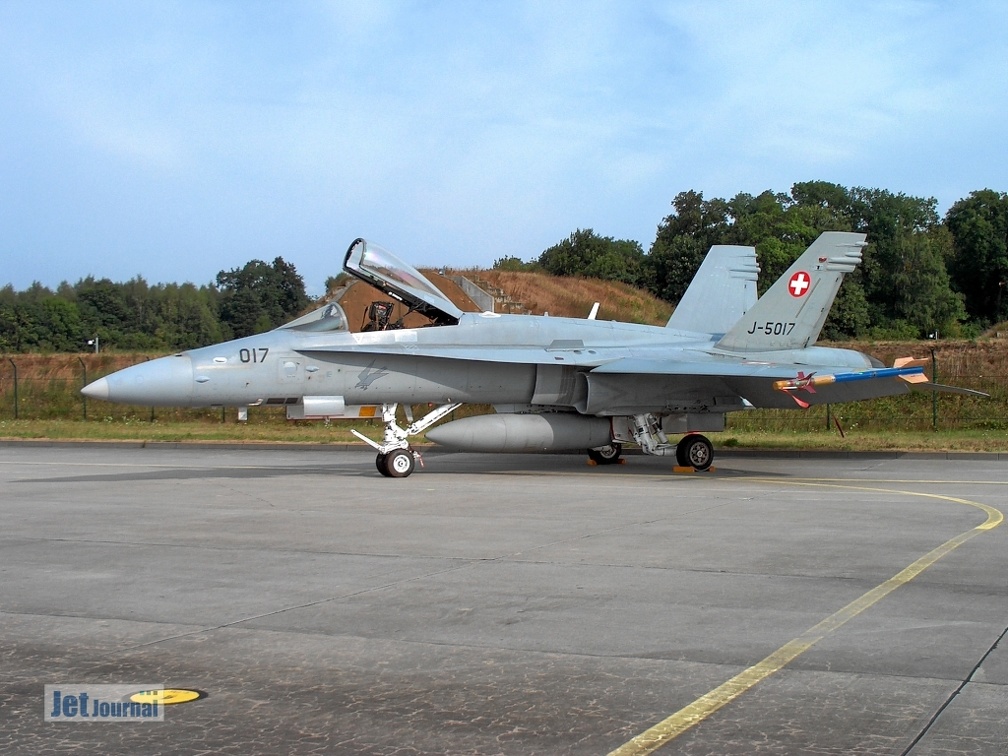J-5017 F-18C Fliegerstaffel 17 (просмотров: 2314) Fototag JG73"S" Laage 21.08.2003 J-5017 F-18C Fliegerstaffel 17