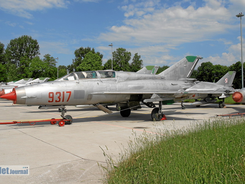 9317 MiG-21UM Malbork (854 visitas) 9317 MiG-21UM Malbork