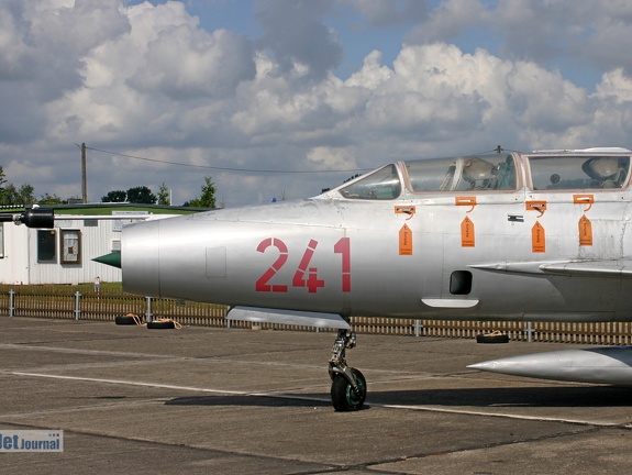 MiG-21US, ex. 246 NVA, Stendal/Borstel (2312 visitas) Die taktische Nummer und das Hoheitszeichen sind leider falsch. MiG-21US, ex. 246 NVA, Stendal/Borstel