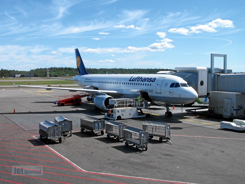 d-aipp_a320-211_lh_hel_20130322_1401503160.jpg