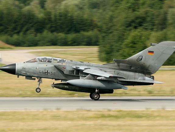 Panavia Tornado 44+58 at Rostock Laage (ETNL/RLG) (3012 Besuche) Touch & Go of an Panavia Tornado at Rostock Laage Airport (ETNL/RLG) Panavia Tornado 44+58 at Rostock Laage (ETNL/RLG)