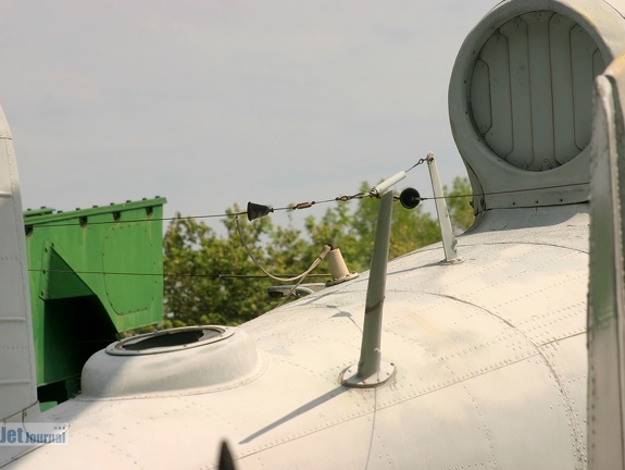Ka-25, 821 rot, Walkaround (1723 odwiedzin) Heckansicht, Antennen noch vorhanden, leider ein Loch im Beobachtungsfenster. Ka-25, 821 rot, Walkaround