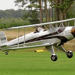SP-YGM, Bü-131 Jungmann (Nachbau aus Polen) (1852 odwiedzin) Flugtag Weser/Wümme 2010 SP-YGM, Bü-131 Jungmann (Nachbau aus Polen)
