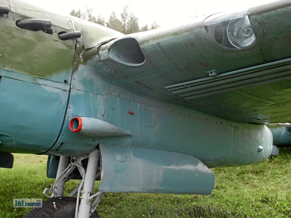 Petljakow Pe-2, Motorgondel und Tragfläche links (1909 visitas) Petljakow Pe-2, Motorgondel und Tragfläche links