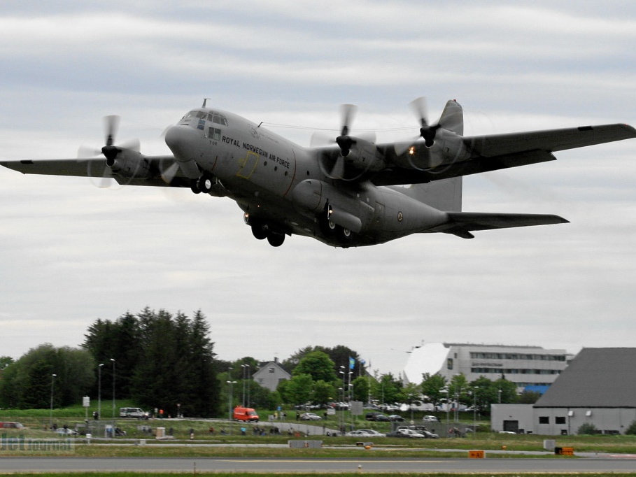953 C-130H Tor 335skv (2662 visitas) 953 C-130H Tor 335skv