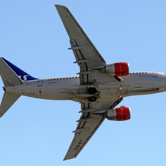 LN-RPE B737-683 SAS Norge Fly-by