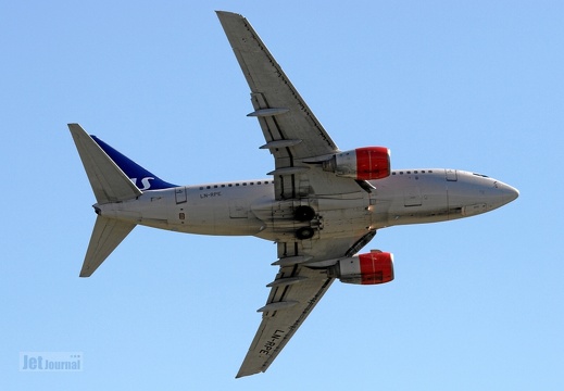 LN-RPE B737-683 SAS Norge Fly-by