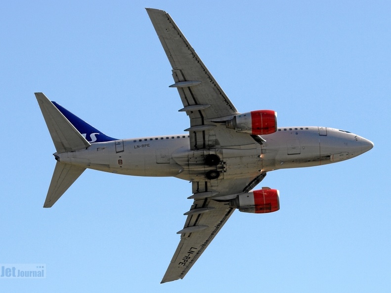 LN-RPE B737-683 SAS Norge Fly-by