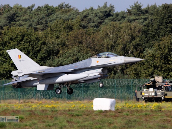 FA-124, F-16AM, Belgian Air Component (2679 návštěv) Landung mit Flugplatzfeuerfehr im Hintergrund FA-124, F-16AM, Belgian Air Component
