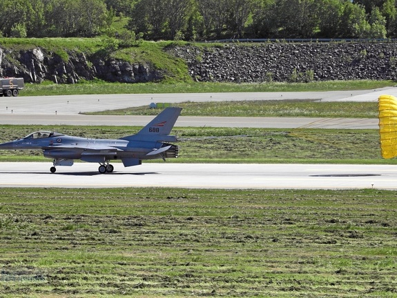 688 F-16AM RNoAF mit Bremsschirm (просмотров: 4239) 688 F-16AM RNoAF mit Bremsschirm