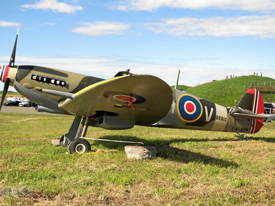 LN-AHV Thunderwings Spitfire MK 9 (2249 Besuche) LN-AHV Thunderwings Spitfire MK 9