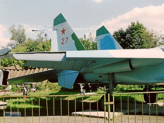 Su-27, 27 rot (2568 visite) Aufnahmedatum: 2001 Su-27, 27 rot