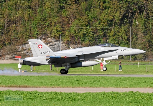 J-5006 F-18C Touchdown Meiringen Schweizer Luftwaffe
