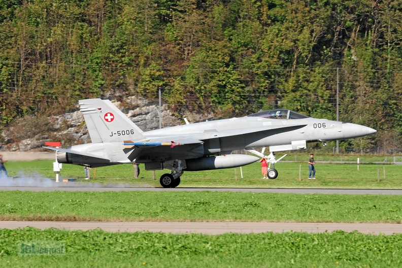 j-5006_f-18c_touchdown_meiringen_schweizer_luftwaffe_20130223_1356360589.jpg