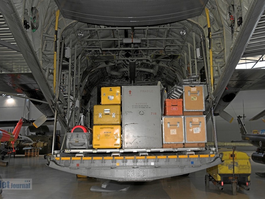 953_c-130h_laderaum (3758 Besuche) 953_c-130h_laderaum