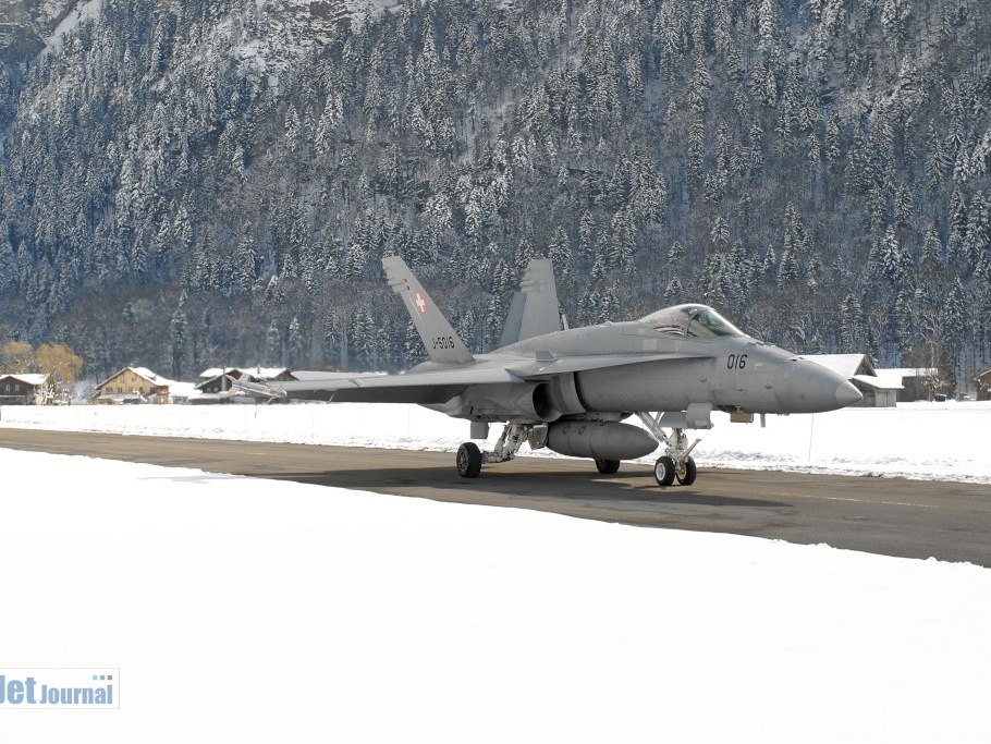 J-5016 F-18C Hornet Pic1