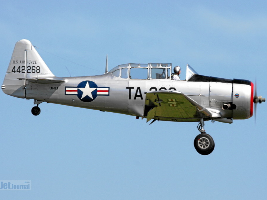 LN-TEX Noorduyn Harvard