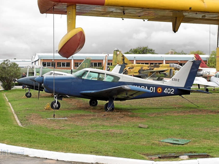 E30-2 01-402 PA-24-260 (4410 visingar) E30-2 01-402 PA-24-260