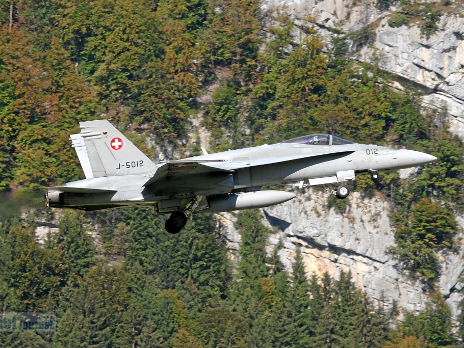 J-5012 F-18C Take off Meiringen Schweizer Luftwaffe (3374 Besuche) J-5012 F-18C Take off Meiringen Schweizer Luftwaffe