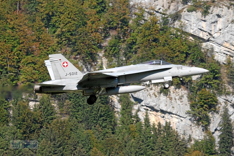 j-5012_f-18c_take_off_meiringen_schweizer_luftwaffe_20130223_2000155955.jpg