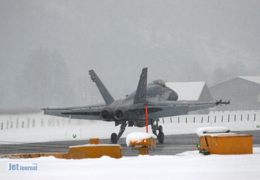 J-5020 F-18C Hornet Pic2