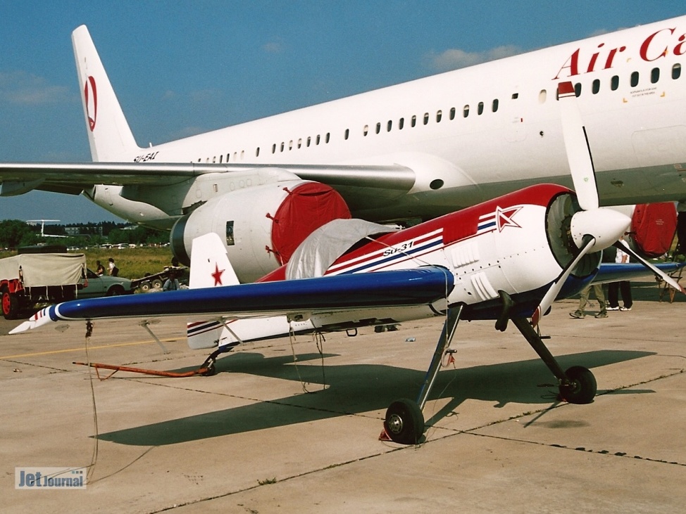 Su-31 und Heckbereich Tu-204-120, SU-EAI (3477 visingar) MAKS 2001 Su-31 und Heckbereich Tu-204-120, SU-EAI