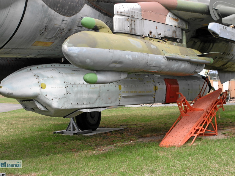 Su-22M4, Container KKR-1T und Störcontainer SPS-141MWGÄ (3476 visitas) Su-22M4, Container KKR-1T und Störcontainer SPS-141MWGÄ