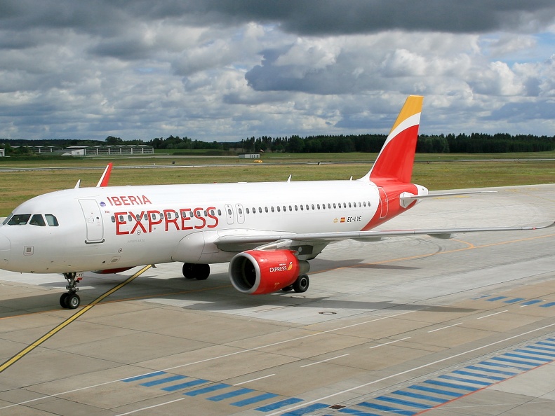 Iberia A321 EC-LYE at Rostock / Laage (ETNL/RLG)