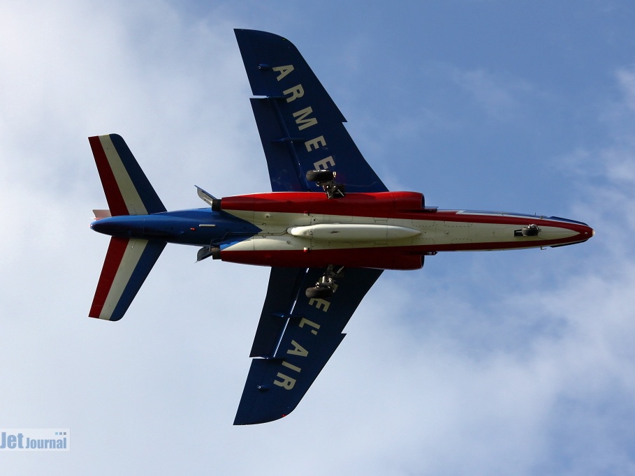 Alphajet, Patrouille de France (2884 Besuche) Blick von unten auf das landende Flugzeug Alphajet, Patrouille de France