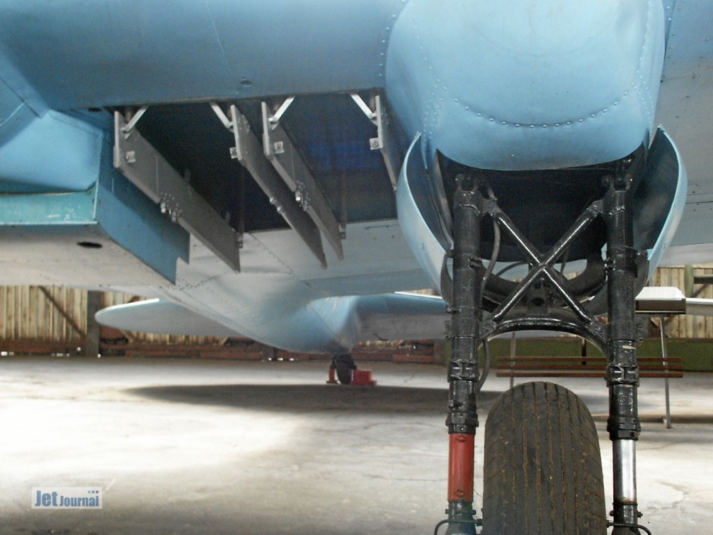 Iljuschin Il-2m3, 19 rot (2313 visitas) Details Bombenschaechte und Fahrwerk, Monino 2003 Iljuschin Il-2m3, 19 rot