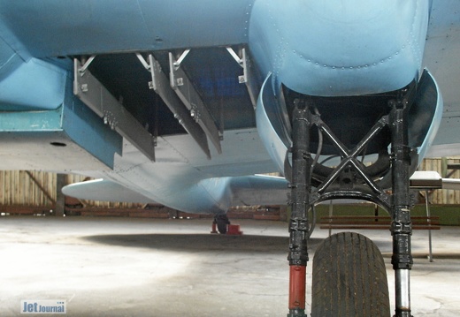 Iljuschin Il-2m3, 19 rot (просмотров: 2302) Details Bombenschaechte und Fahrwerk, Monino 2003 Iljuschin Il-2m3, 19 rot