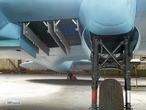 Iljuschin Il-2m3, 19 rot (2323 visits) Details Bombenschaechte und Fahrwerk, Monino 2003 Iljuschin Il-2m3, 19 rot