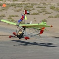 Bob Essell am Steuer & Jenny Forsythe als Wingwalkerin