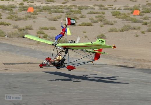 Bob Essell am Steuer & Jenny Forsythe als Wingwalkerin