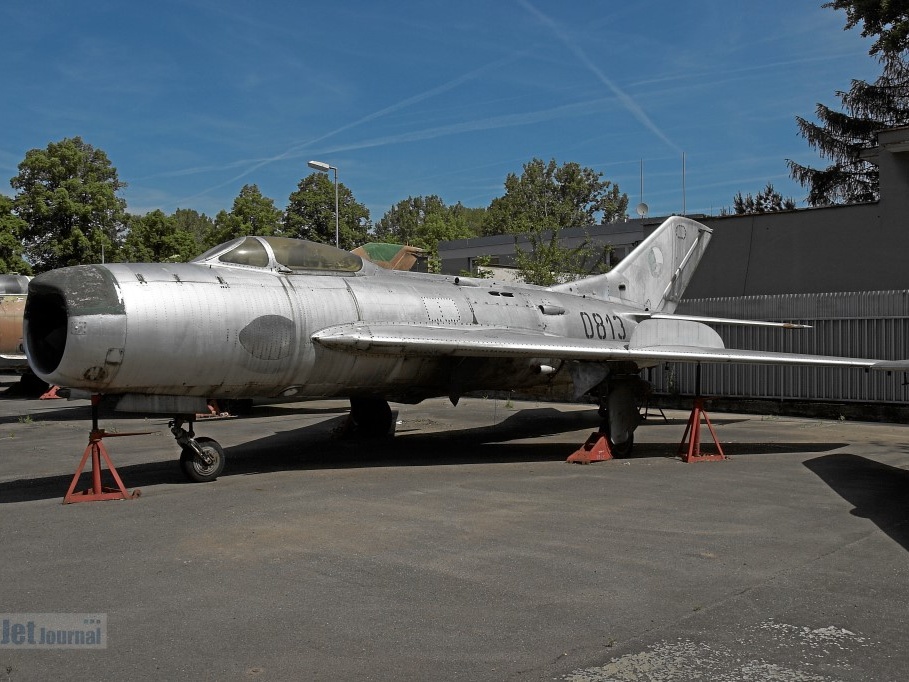 0813 MiG-19P