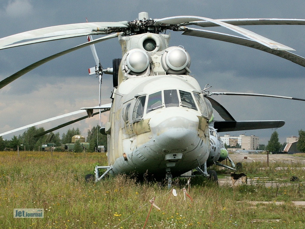 Mi-26, dahinter Mi-6 und Wachhund (1970 Besuche) Monino 2003 Mi-26, dahinter Mi-6 und Wachhund