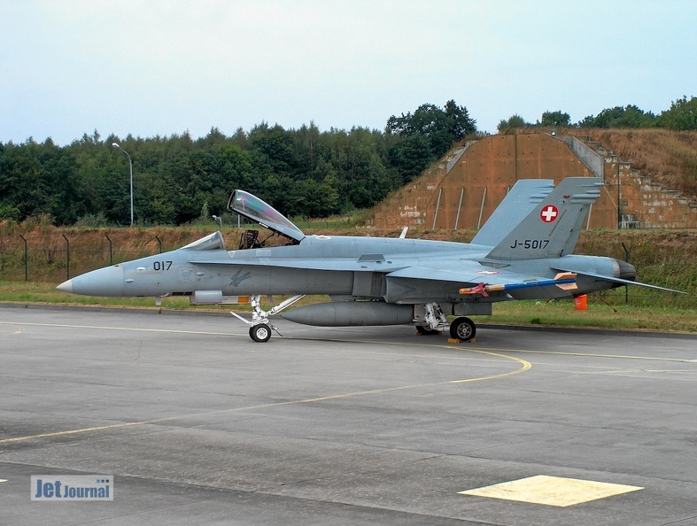 j-5017_f-18c_fliegerstaffel_17_pic1_20130513_1155405049.jpg