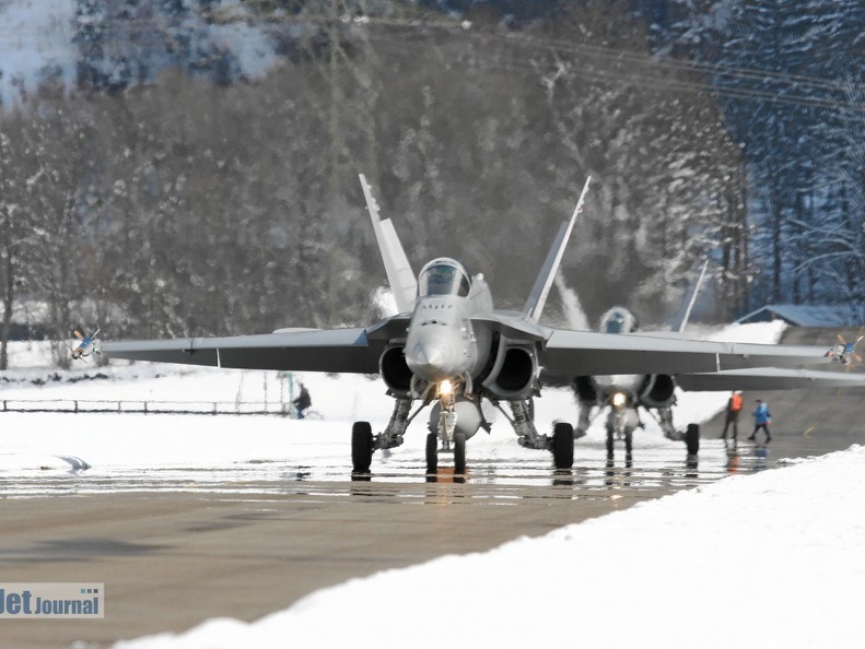 Hornets auf dem Rollweg Richtung Startbahn