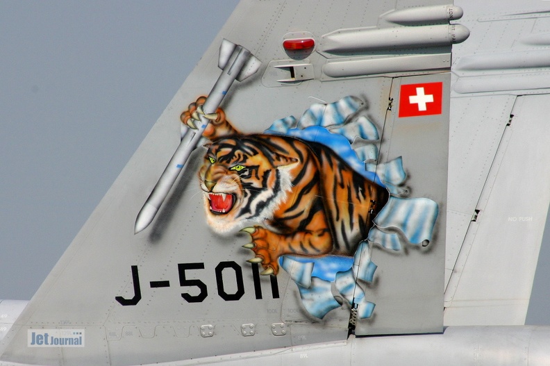 f18-j5004-tiger-2004-10c_20130406_1532703635.jpg