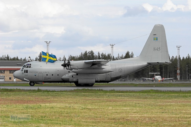 845_tp84_hercules_landung_20130916_1759912455.jpg